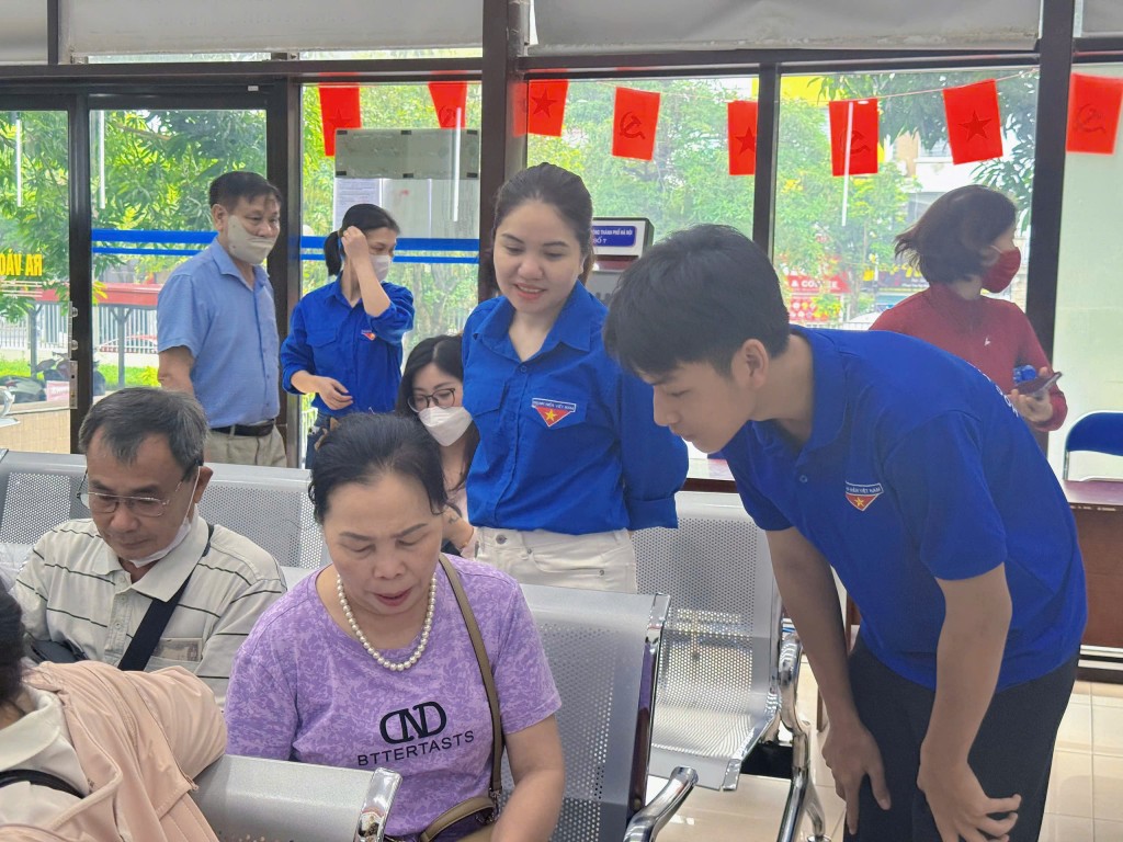 Các bạn đoàn viên thanh niên Đoàn phường Hà Đông hỗ trợ người dân giải quyết thủ tục hành chính