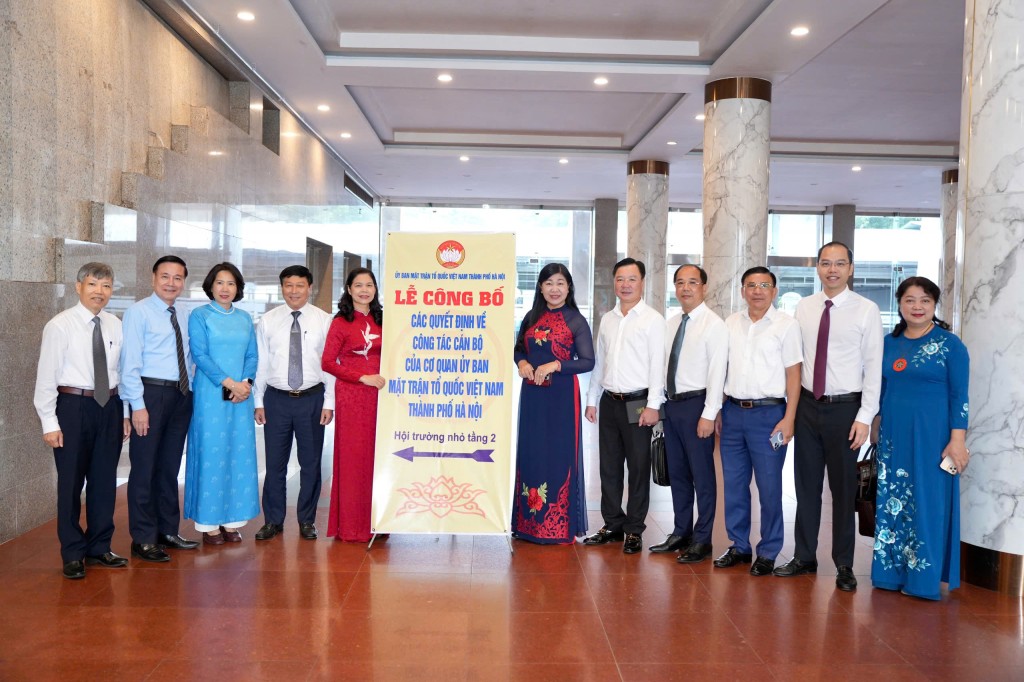 Công bố các quyết định công tác cán bộ của Mặt trận Hà Nội Công bố các quyết định công tác cán bộ của Mặt trận Hà Nội