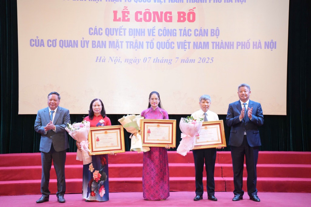 Công bố các quyết định công tác cán bộ của Mặt trận Hà Nội Công bố các quyết định công tác cán bộ của Mặt trận Hà Nội