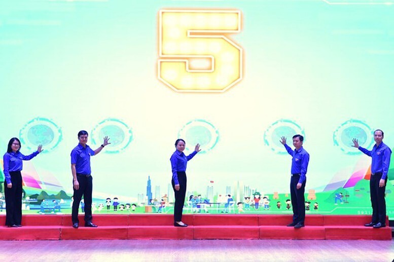 Các đại biểu thực hiện nghi thức khởi động ra quân toàn quốc các đội hình thanh niên tình nguyện tham gia hỗ trợ vận hành chính quyền địa phương 2 cấp và cung cấp dịch vụ công trực tuyến tại cơ sở - Ảnh: Xuân Tùng