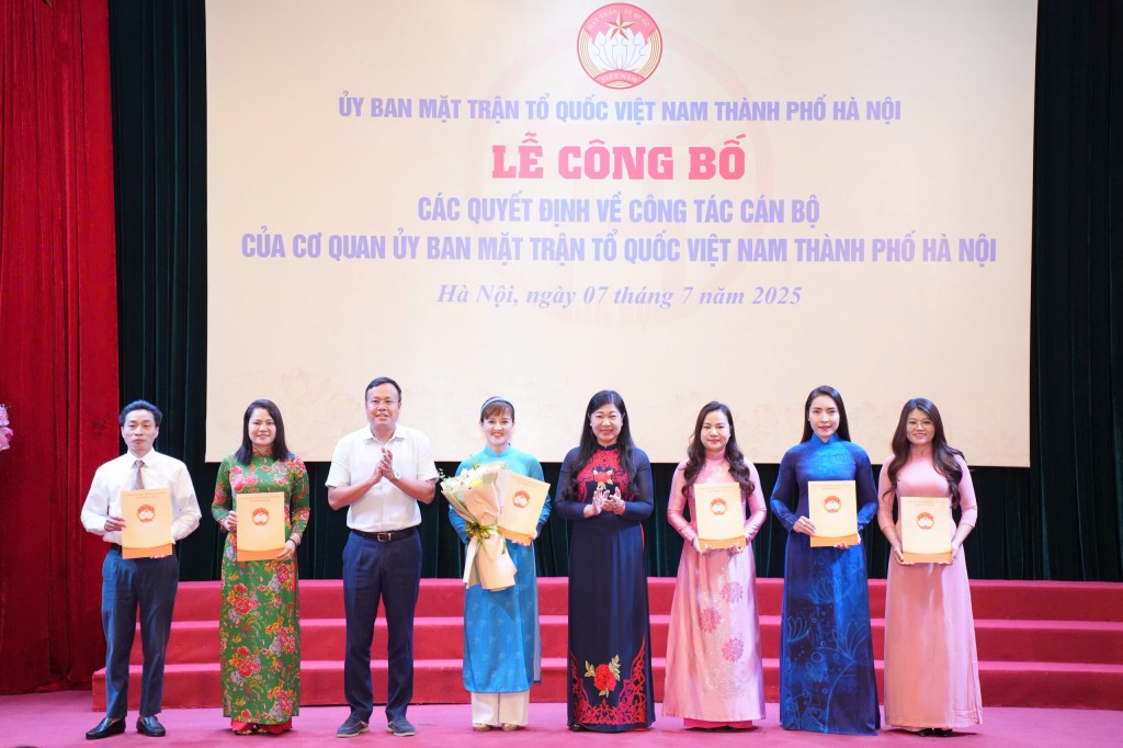 Công bố các quyết định công tác cán bộ của Mặt trận Hà Nội Công bố các quyết định công tác cán bộ của Mặt trận Hà Nội