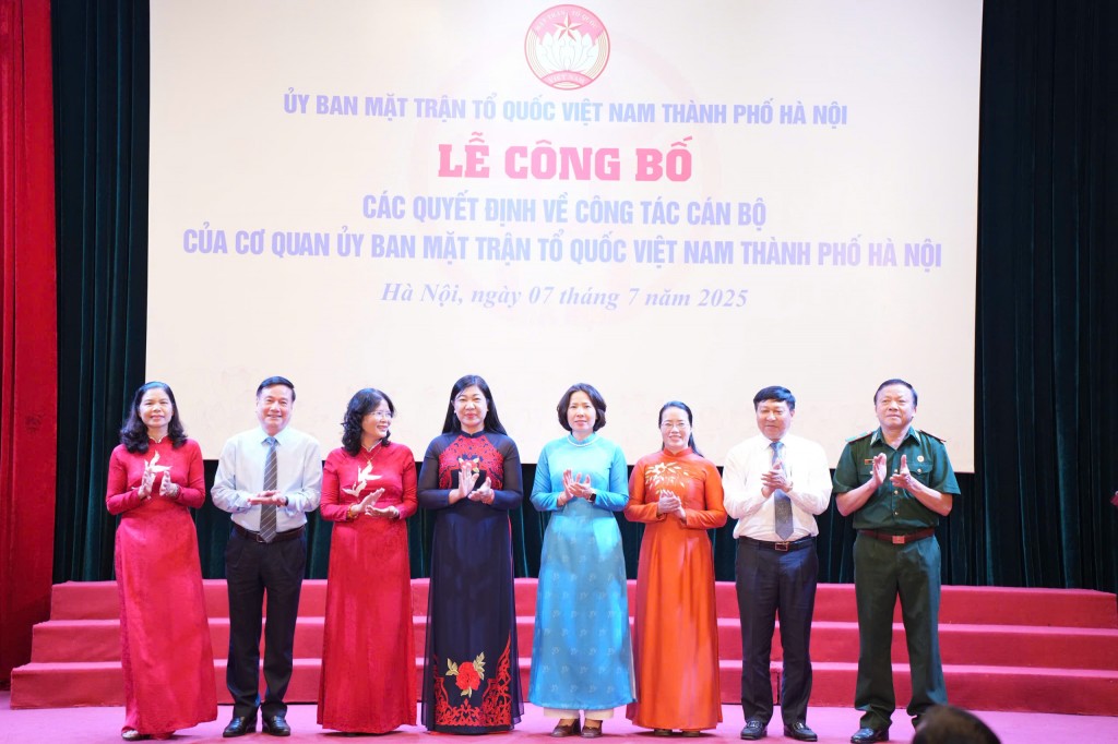 Công bố các quyết định công tác cán bộ của Mặt trận Hà Nội Công bố các quyết định công tác cán bộ của Mặt trận Hà Nội