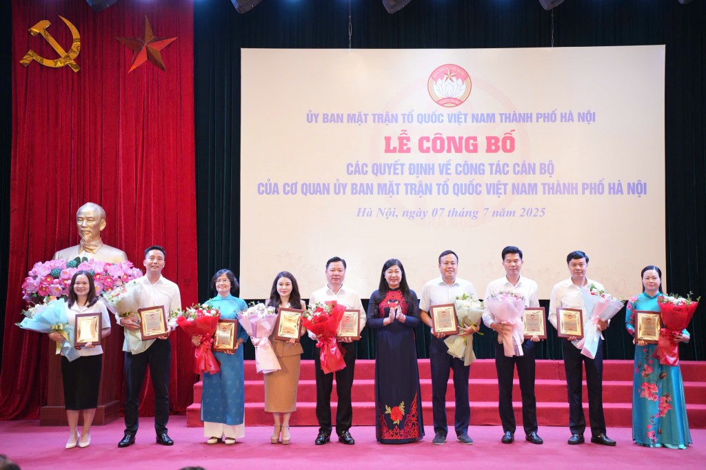 Công bố các quyết định công tác cán bộ của Mặt trận Hà Nội Công bố các quyết định công tác cán bộ của Mặt trận Hà Nội