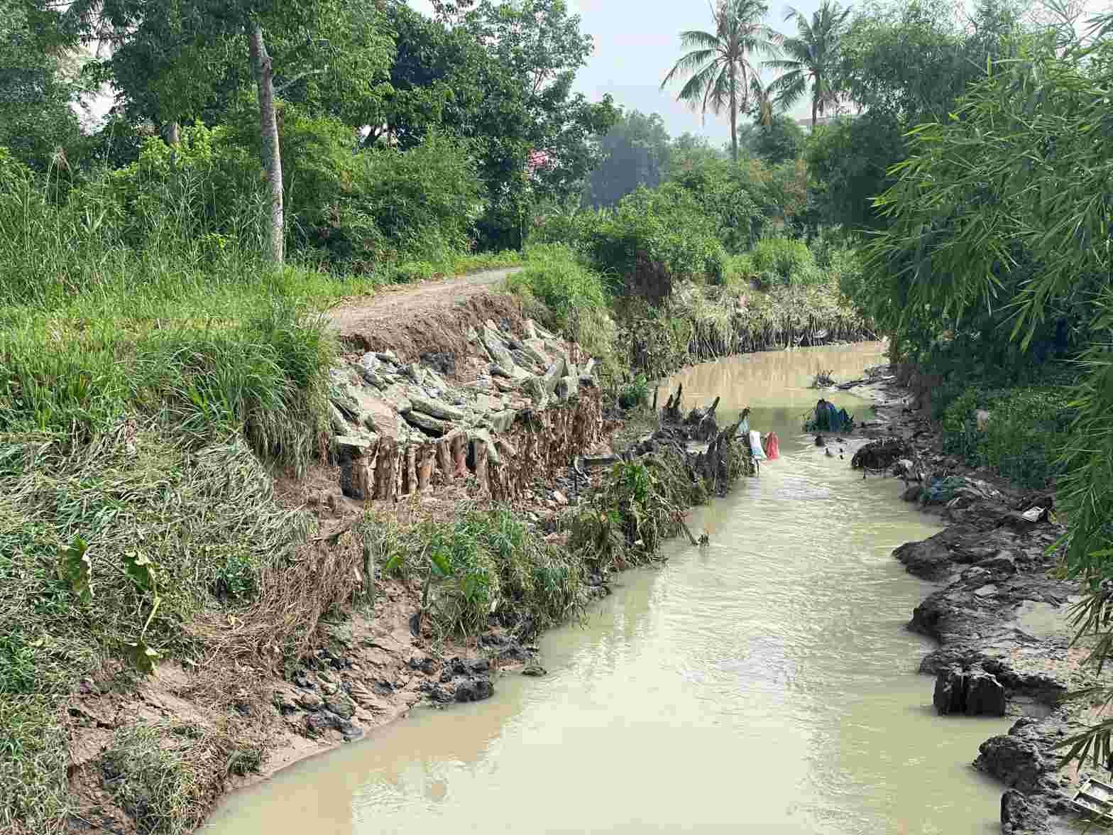 Việc đầu tư xây dựng lại con suối này kỳ vọng sẽ mở rộng dòng chảy, khắc phục tình trạng ngập úng cục bộ. Ảnh: Đình Trọng