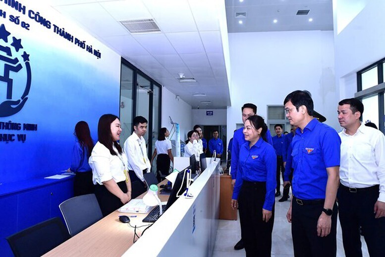 Phó Chủ tịch, Tổng Thư ký Ủy ban Trung ương Mặt trận Tổ quốc Việt Nam Nguyễn Thị Thu Hà trao đổi với nhân viên tại Trung tâm Phục vụ hành chính công phường Cầu Giấy. Ảnh: Xuân Tùng