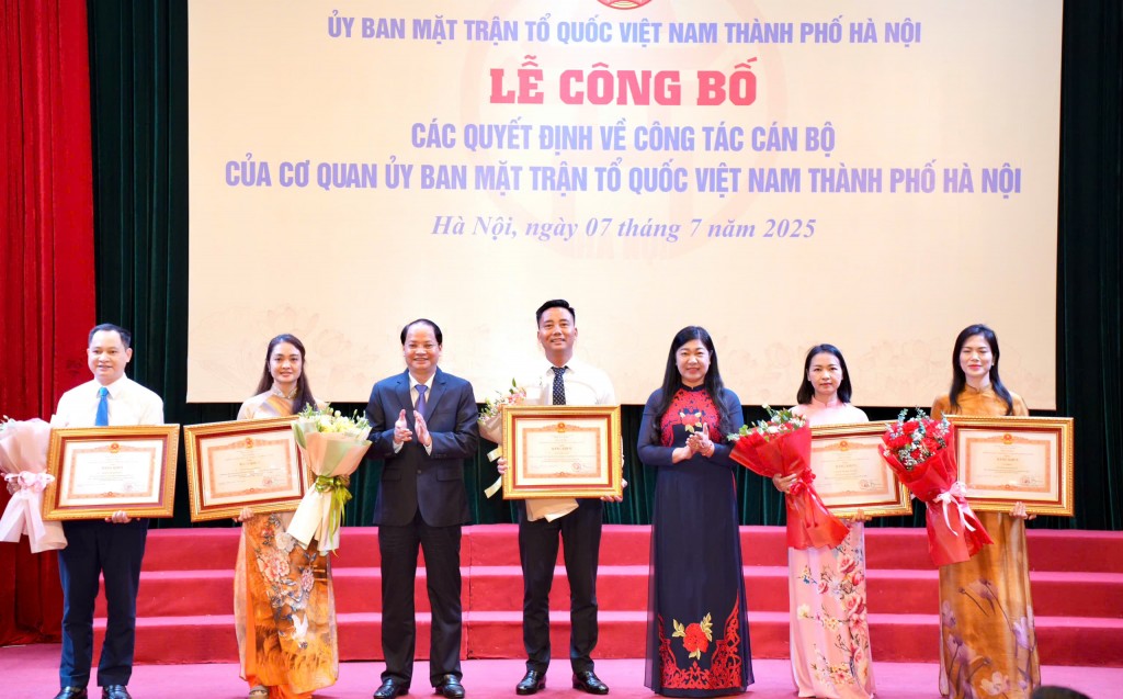 Công bố các quyết định công tác cán bộ của Mặt trận Hà Nội Công bố các quyết định công tác cán bộ của Mặt trận Hà Nội