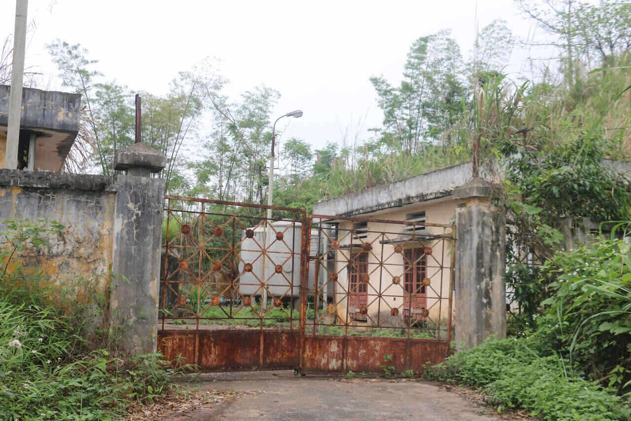 Công trình cấp nước sạch tại tiểu khu Bờ (thị trấn Đà Bắc, tỉnh Hòa Bình cũ), nay là xã Đà Bắc, tỉnh Phú Thọ bị bỏ hoang gần 20 năm. Ảnh: Yên San