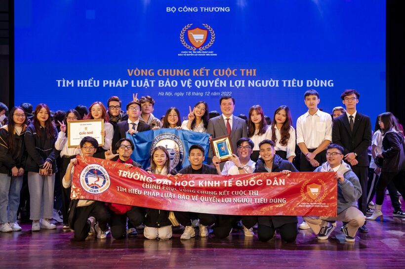 Thứ trưởng Bộ Công Thương Nguyễn Sinh Nhật Tân cùng với các đội thi tham dự Chung kết Cuộc thi “Tìm hiểu pháp luật bảo vệ quyền lợi người tiêu dùng” năm 2022. Ảnh: Thy Thảo