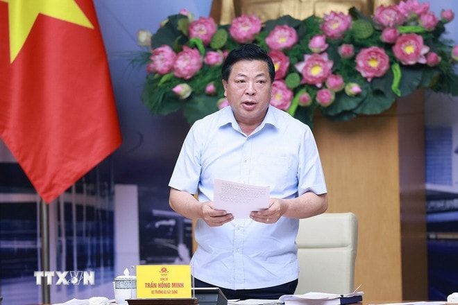 Bộ trưởng Bộ Xây dựng Trần Hồng Minh báo cáo tình hình triển khai các công trình trọng điểm, dự án quan trọng quốc gia lĩnh vực đường sắt. (Ảnh: Dương Giang/TTXVN) ttxvn-0907-thu-tuong-4.jpg