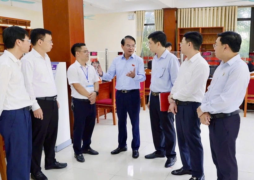 Đoàn đại biểu Quốc hội tỉnh Phú Thọ và các đại biểu đã khảo sát thực tế hoạt động vận hành công việc tại Trung tâm phục vụ hành chính công phường Vĩnh Yên. Ảnh: Đức Hiền