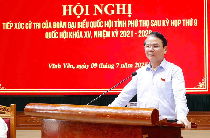 Bí thư Tỉnh ủy Phú Thọ Đặng Xuân Phong ghi nhận, đánh giá cao tinh thần trách nhiệm, đóng góp thiết thực của cử tri phường Vĩnh Yên. Ảnh: Đức Hiền