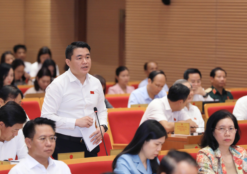 Đại biểu Duy Hoàng Dương đã thẳng thắn chất vấn về tiến độ giải phóng mặt bằng và hoàn thành tuyến đường Vành đai 1 đoạn Hoàng Cầu - Voi Phục.