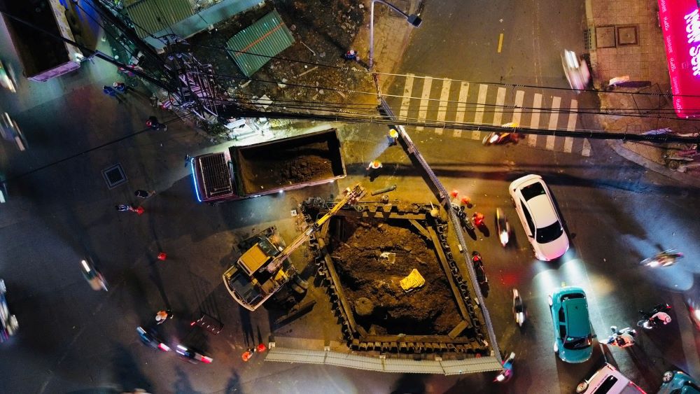 Khu vực ga Dân Chủ hiện là nơi có khối lượng hạ tầng cần di dời nhiều nhất, đòi hỏi phải phối hợp cùng lúc nhiều đơn vị như điện lực, cấp thoát nước, viễn thông...