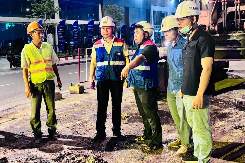 Trưởng Ban Quản lý đường sắt đô thị TP HCM Phan Công Bằng thị sát gói thầu di dời hạ tầng kỹ thuật thuộc tuyến metro số 2 đêm 13.7. Ảnh: Mỹ Quỳnh