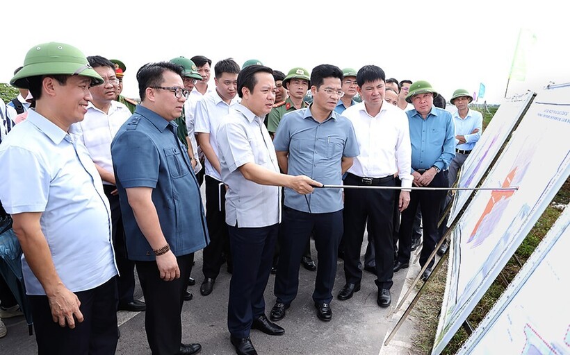 Chủ tịch UBND tỉnh Ninh Bình Phạm Quang Ngọc và Đoàn công tác kiểm tra tại Khu công nghiệp Hải Long (VSIP Nam Định), xã Giao Hưng. Ảnh: BNB