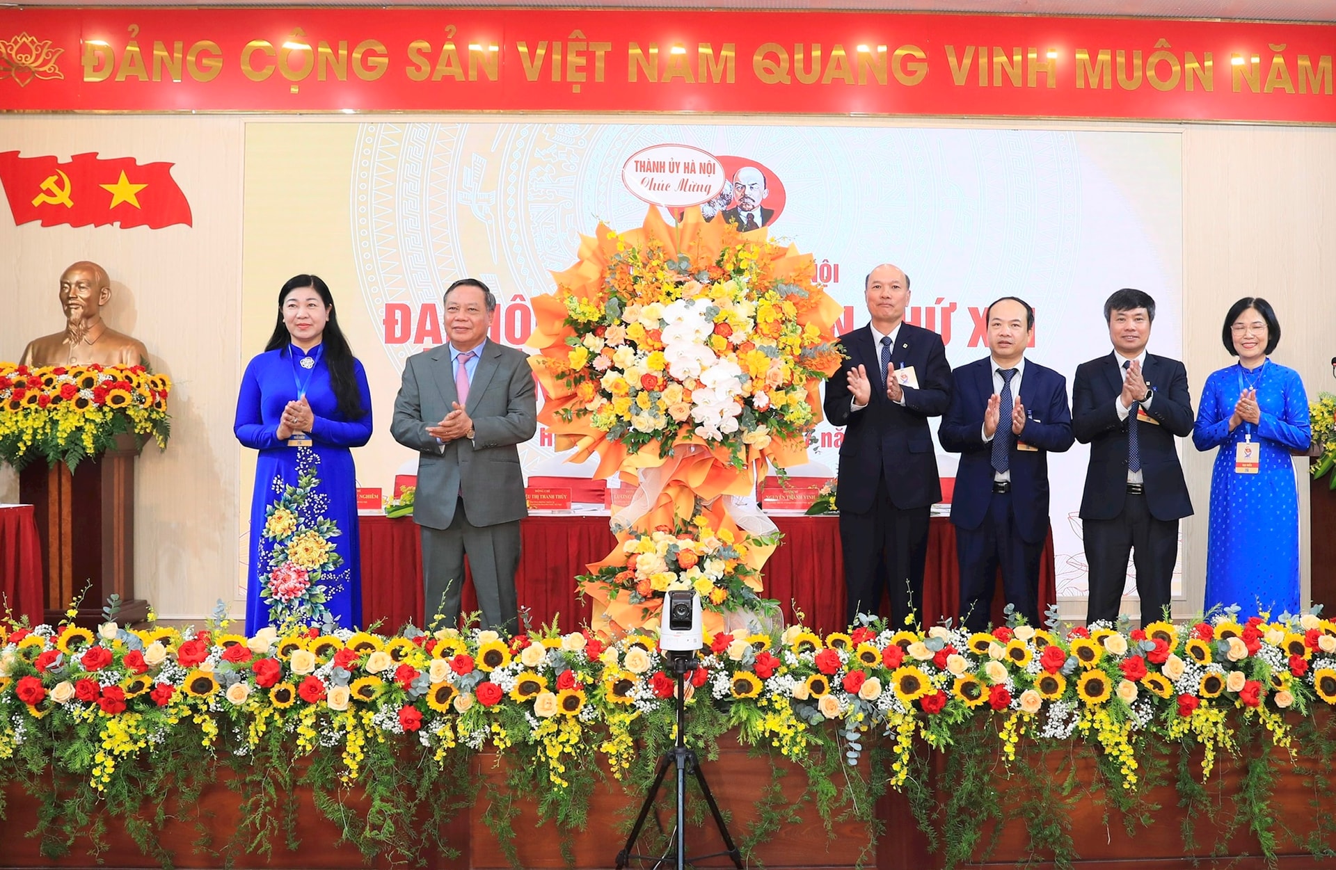 Phó Bí thư Thường trực Thành ủy Hà Nội Nguyễn Văn Phong, Chủ tịch Uỷ ban Mặt trận Tổ quốc Việt Nam thành phố Hà Nội Nguyễn Lan Hương tặng hoa chúc mừng đại hội. Ảnh: Quang Thái