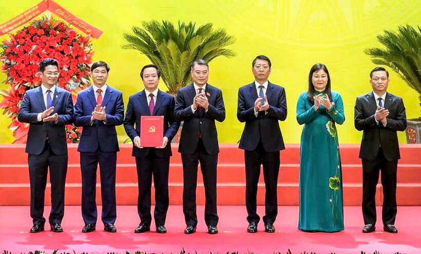 Trưởng Ban Tổ chức trung ương Lê Minh Hưng trao quyết định cho Chủ tịch và các Phó Chủ tịch UBND tỉnh Ninh Bình tại buổi lễ công bố hợp nhất 3 tỉnh Hà Nam, Nam Định, Ninh Bình. Ảnh: Thái Bá
