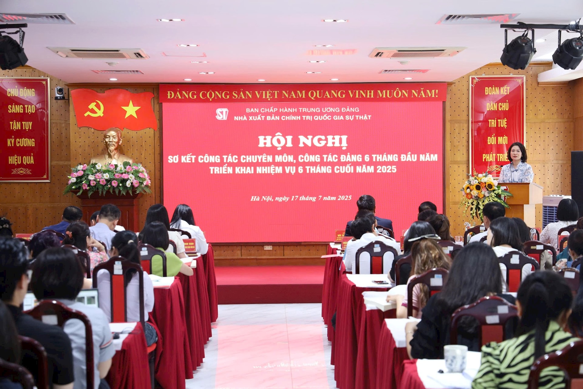quang-canh-hoi-nghi-nxbct.jpg