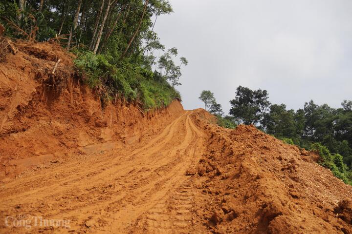 Để tiếp cận được vị trí cột, chúng tôi phải vượt qua những cung đường hiểm trở, đầy rẫy khó khăn và thử thách. Ảnh: Thanh Tuấn