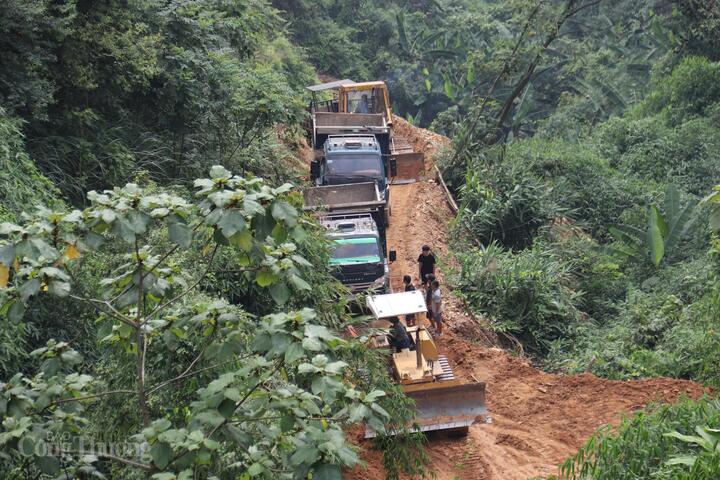 Nhiều xe tải không lên được dốc cao phải nhờ xe ủi bánh xích hỗ trợ. Ảnh: Thanh Tuấn