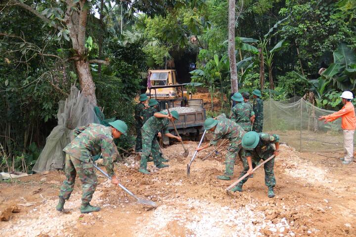 Tại vị trí cột VT140, gần 30 chiến sĩ Quân khu 2 đang hỗ trợ đơn vị thi công mở đường, trực tiếp tham gia vận chuyển vật tư, thiết bị và phối hợp chặt chẽ cùng các đơn vị, góp phần đẩy nhanh tiến độ dự án. Ảnh: Thanh Tuấn