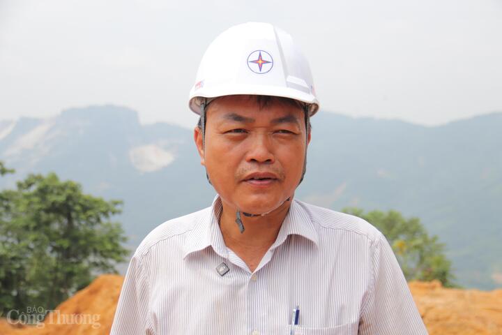 Ông Văn Minh Tâm, quản lý gói thầu 3HH do Liên danh Công ty Cổ phần Xây dựng Hùng An và Công ty Cổ phần Việt Vương đảm trách chia sẻ với chúng tôi về những khó khăn khi thi công. Ảnh: Thanh Tuấn