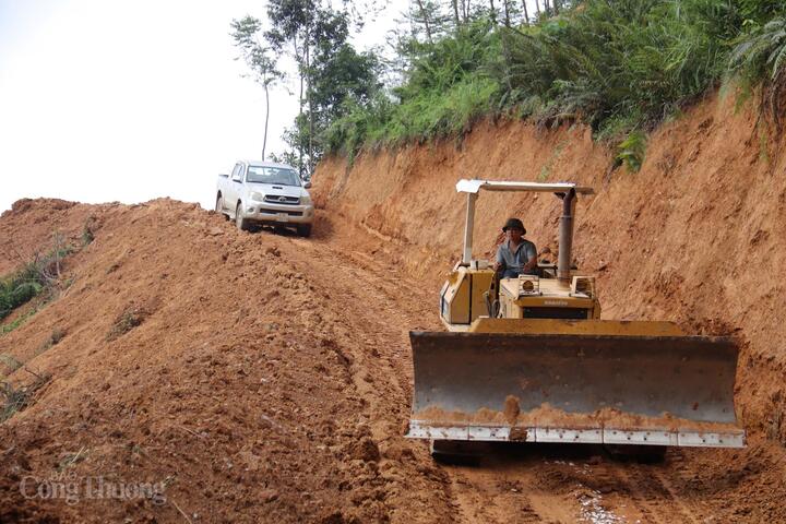 Từ điểm dừng cuối cùng của chiếc xe công nông, hành trình tiếp cận vị trí cột thực sự mới bắt đầu. Ảnh: Thanh Tuấn