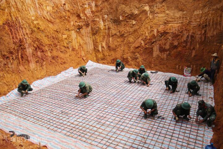 Các chiến sĩ thao tác buộc cốt thép. Ảnh: Thanh Tuấn