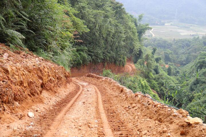 Địa hình đồi núi dốc đứng thực sự là thách thức lớn, gây không ít khó khăn cho hành trình tiếp cận vị trí cột của chúng tôi. Ảnh: Thanh Tuấn