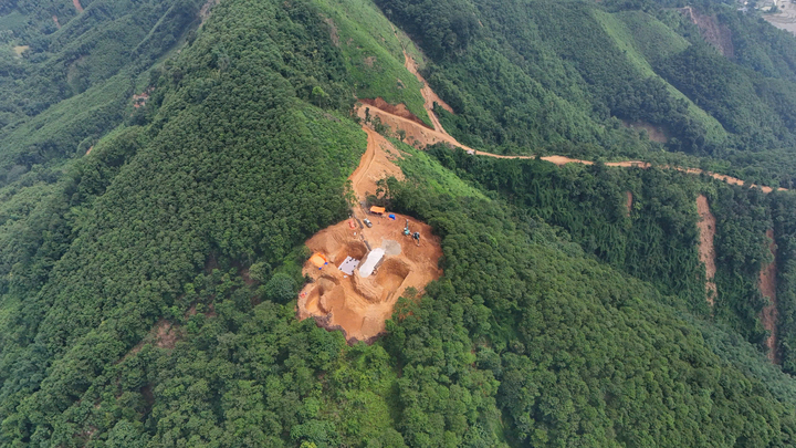 Toàn cảnh vị trí cột VT140 nằm trên đỉnh một ngọn đồi tại xã Lâm Thượng (Lào Cai). Ảnh: Ngọc Linh