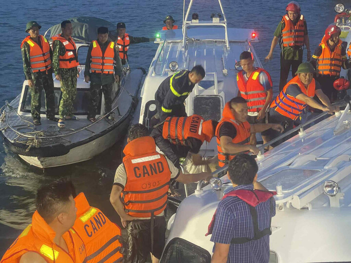 Lực lượng Công an tỉnh Quảng Ninh và các cơ lực lượng chức năng tìm kiếm xuyên đêm các nạn nhân bị nạn tại tàu du lịch trên vịnh Hạ Long