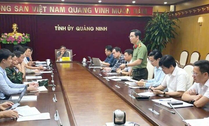 Đại tá Trần Văn Phúc, Giám đốc Công an tỉnh Quảng Ninh báo cáo tại cuộc họp