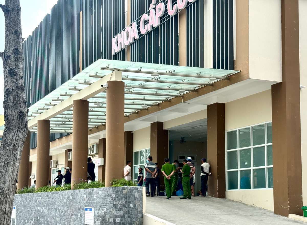 Công an đến Bệnh viện đa khoa Bình Thuận sau khi nạn nhân tử vong. Ảnh: Duy Tuấn