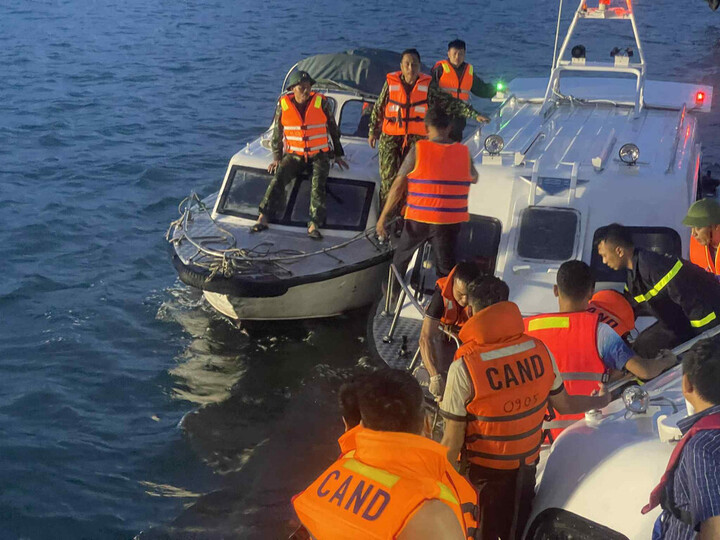 Lực lượng Công an tỉnh Quảng Ninh và các cơ lực lượng chức năng tìm kiếm xuyên đêm các nạn nhân bị nạn tại tàu du lịch trên vịnh Hạ Long