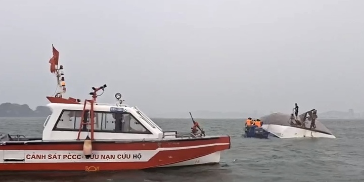 Công an tỉnh Quảng Ninh huy động lực lượng tìm kiếm cứ nạn tàu bị lật tại vịnh Hạ Long