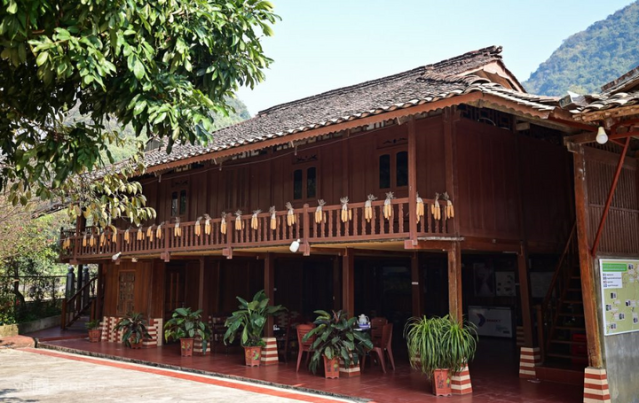 Những ngôi nhà sàn được chuyển đổi để làm du lịch