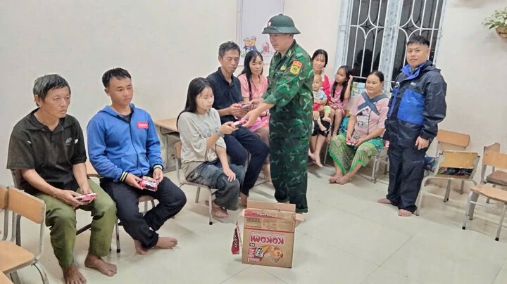 Trong đêm 21/7, lực lượng chức năng cùng chính quyền địa phương di chuyển người dân đến nơi an toàn. Ảnh: CTV