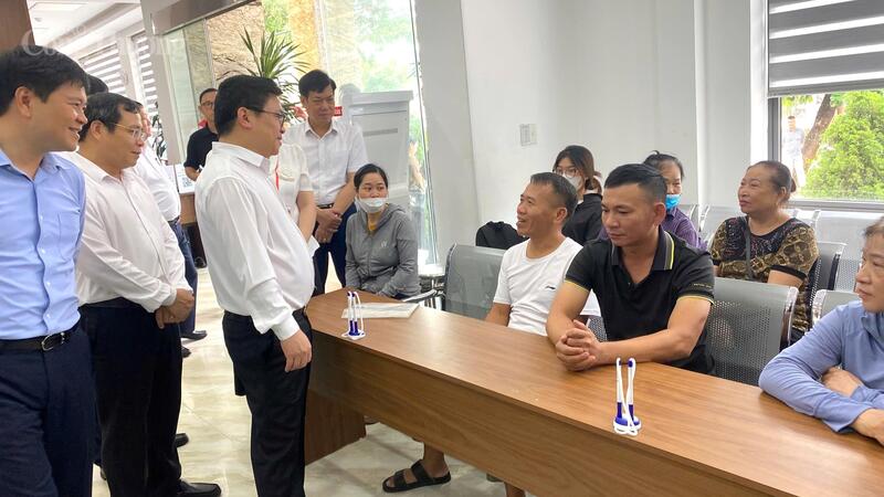 Thứ trưởng Bộ Công Thương Trương Thanh Hoài và Đoàn công tác của Bộ Công Thương, lãnh đạo UBND TP. Hải Phòng thăm, chia sẻ cùng người dân tại Trung tâm Phục vụ hành chính công phường Thủy Nguyên