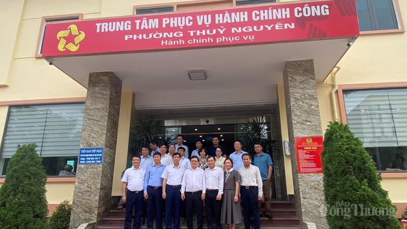 Thứ trưởng Bộ Công Thương Trương Thanh Hoài cùng các đại biểu chụp ảnh lưu niệm tại Trung tâm Phục vụ hành chính công phường Thủy Nguyên, TP. Hải Phòng