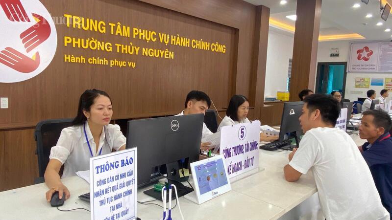 Người dân thực hiện các thủ tục liên quan lĩnh vực Công Thương tại Trung tâm Phục vụ hành chính công phường Thủy Nguyên, TP. Hải Phòng.