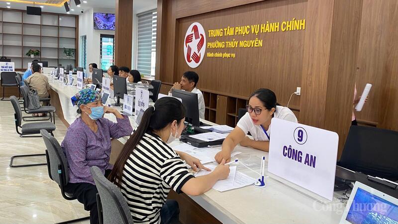 Người dân thực hiện các thủ tục hành chính tại Trung tâm Phục vụ hành chính công phường Thủy Nguyên, TP. Hải Phòng
