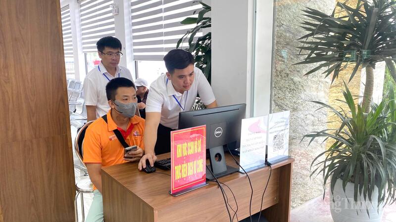 Người dân thực hiện các thủ tục hành chính tại Trung tâm Phục vụ hành chính công phường Thủy Nguyên, TP. Hải Phòng