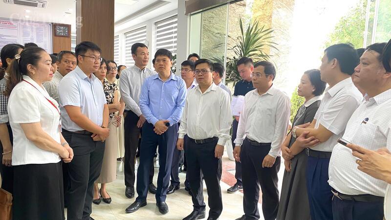 Thứ trưởng Bộ Công Thương Trương Thanh Hoài và Đoàn công tác của Bộ Công Thương, lãnh đạo UBND TP. Hải Phòng thăm Trung tâm Phục vụ hành chính công phường Thủy Nguyên về thực hiện chính quyền địa phương 2 cấp