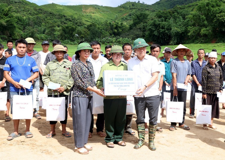 Phó Thủ tướng tặng quà, động viên bà con sớm vượt qua khó khăn, ổn định đời sống. Ảnh: VGP/Đức Tuân