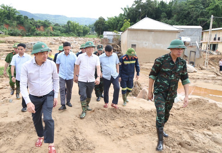 Phó Thủ tướng chỉ đạo đôn đốc khắc phục kịp thời hậu quả thiên tai gây ra. Ảnh: VGP/Đức Tuân
