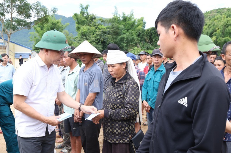 Phó Thủ tướng thăm hỏi, động viên bà con sớm vượt qua khó khăn, ổn định đời sống. Ảnh: VGP/Đức Tuân