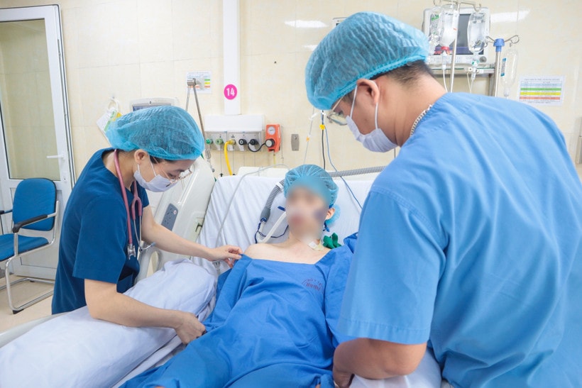 Sau nhiều ngày điều trị tích cực, đến nay, người bệnh đã qua cơn nguy kịch, cai được máy thở. (Ảnh: PV/Vietnam+)