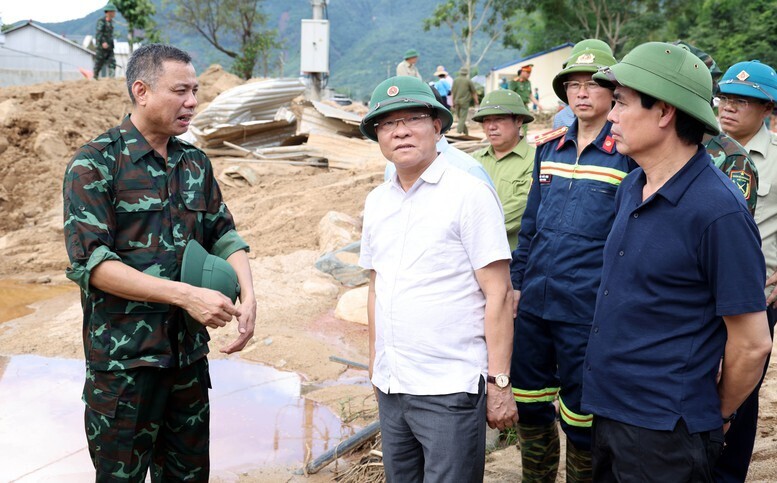 Phó Thủ tướng Lê Thành Long đến thăm hỏi động viên người dân vùng mưa lũ tại Sơn La và chỉ đạo đôn đốc khắc phục kịp thời hậu quả thiên tai gây ra. Ảnh: VGP/Đức Tuân
