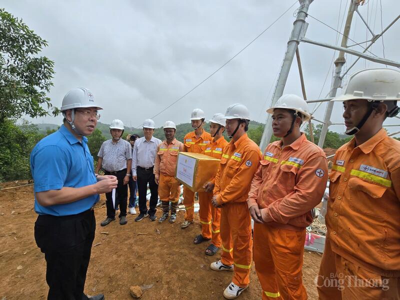 Chủ tịch Công đoàn Điện lực Việt Nam thăm hỏi, động viên người lao động tại vị trí 342 dự án đường dây 500kV Lào Cai - Vĩnh Yên vào sáng 6/8.