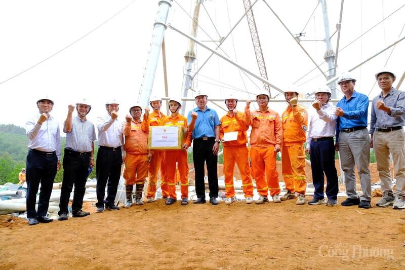 Đoàn công tác Công đoàn Điện lực Việt Nam trao quà cho kỹ sư, công nhân thuộc Đội Truyền tải Điện Hà Tĩnh, Công ty Truyền tải điện 1 tại vị trí 342 đường dây 500kV Lào Cai - Vĩnh Yên